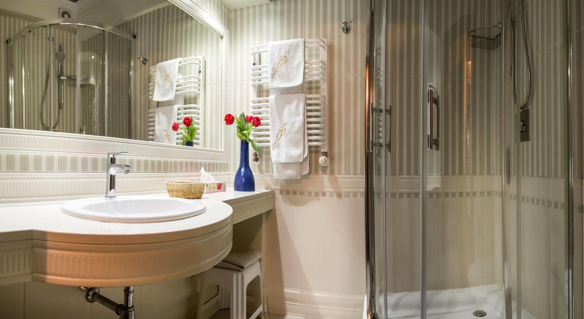 Hotel Im. Jana Pawla II วรอตซวาฟ ภายนอก รูปภาพ