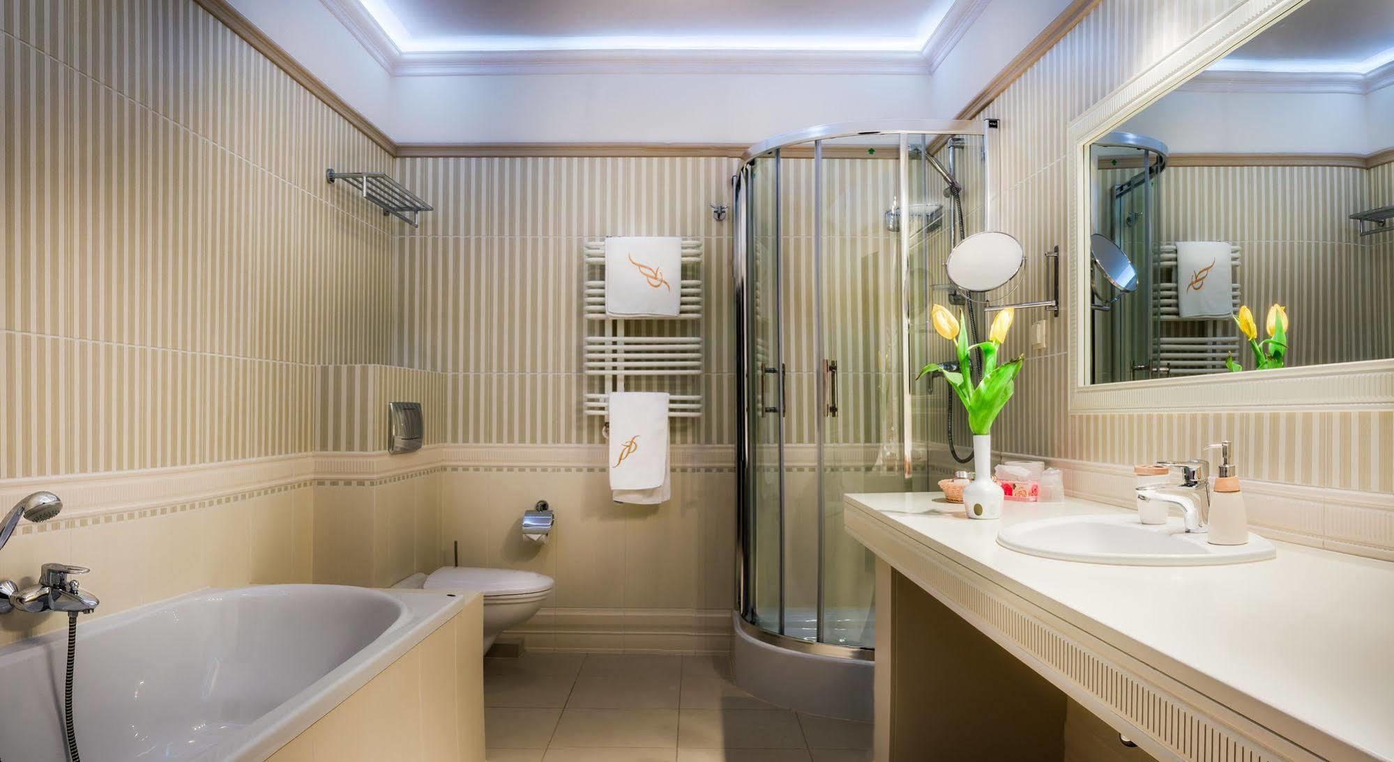 Hotel Im. Jana Pawla II วรอตซวาฟ ภายนอก รูปภาพ