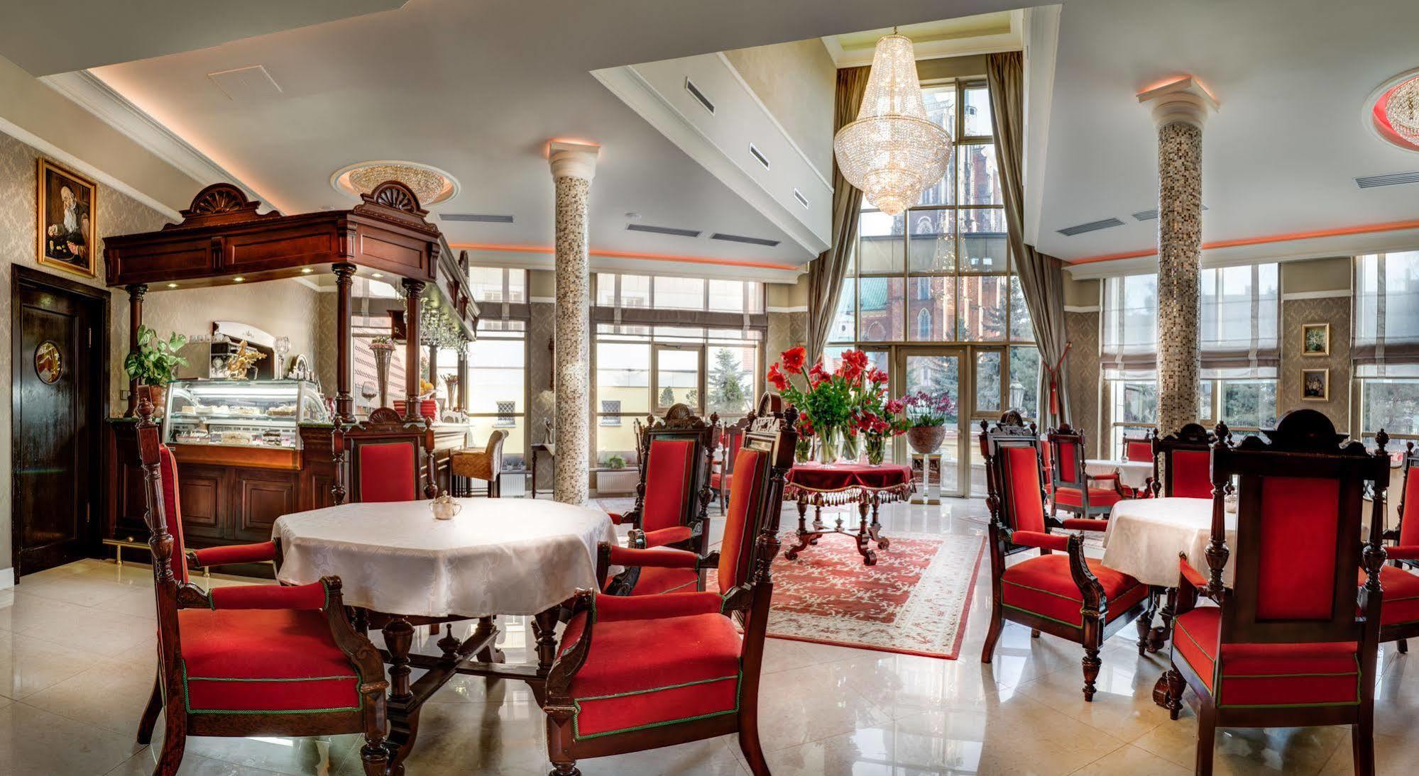 Hotel Im. Jana Pawla II วรอตซวาฟ ภายนอก รูปภาพ