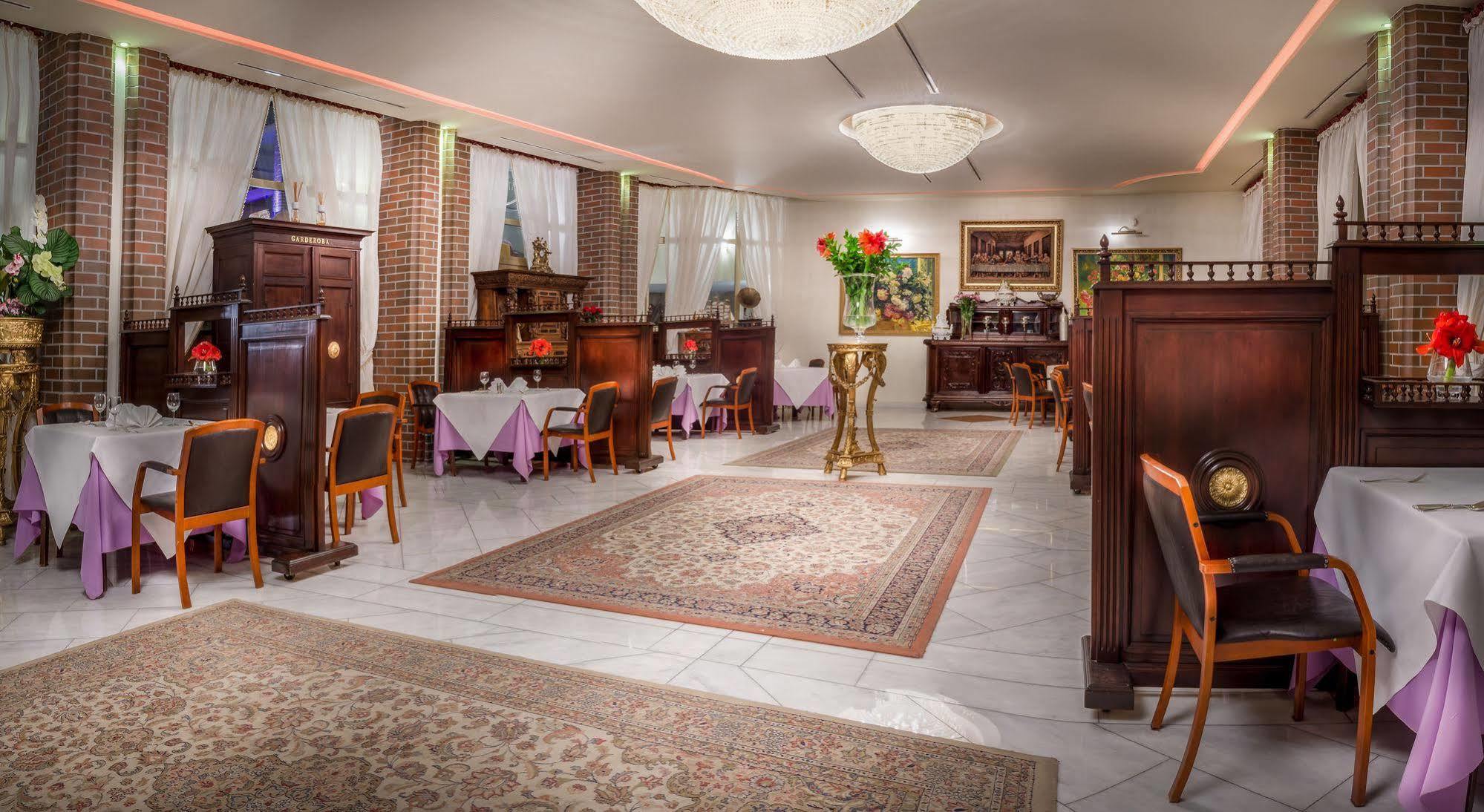 Hotel Im. Jana Pawla II วรอตซวาฟ ภายนอก รูปภาพ